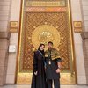 8 Potret Rica Andriani Cantik Banget Berhijab Saat Umrah - Sudah Bangun Masjid di Indonesia