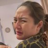 8 Potret Siti Badriah 'Kebelet' Saat Gendong Baby Xarena Tidur, Sampai Bercucuran Keringat Dingin - Ekspresi Tahan Mulas Bikin Krisjiana Ngakak