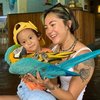 9 Gaya Poppy Sovia Momong Anak, Kerap Alami Mom-Shaming karena Tato di Tubuhnya