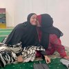 9 Potret Dewi Perssik Ngaji di Musala Bersama Ibu, Hafal Beberapa Surat Dalam Al Quran - Tenangkan Diri Usai Saling Sindir Dengan Nikita Mirzani