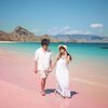 9 Potret Liburan Nisya Ahmad dan Syahnaz Sadiqah ke Pink Beach di Labuan Bajo, Sekeluarga Kompak Pakai Baju Putih - Pamer Momen Romantis Bareng Pasangan