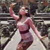 9 Potret Liburan Seru Jessica Mila di Bali, Cantik Pakai Kebaya - Piknik di Pantai Kuta