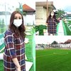 9 Potret Momo Geisha Bikin Lapangan Bola Megah untuk Tempat Bermain Baby Abe, Standard FIFA dan Punya Bangku Stadion