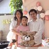 9 Potret Nicky Tirta dan Liza Elly di Ulang Tahun Sang Anak, Tetap Rukun Meski Sudah Bercerai