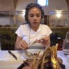 9 Potret Nikita Mirzani Cobain Restoran 'Salt Bae' di Turki, Makan Daging Sapi Mentah - Iga Berlapis Emas 24 Karat