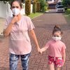 9 Potret Ussy Sulistiawaty Keluar Rumah Pertama Kali Setelah Sembuh dari Covid-19, Ajak Sheva Jogging Keliling Komplek