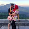 Abaikan Hujatan, Venna Melinda dan Ferry Irawan Makin Gencar Pamer Foto Ciuman - Rela Naik Bak Pick-Up Kala Bulan Madu