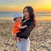 Berupaya Tegar Pasca Kehilangan Rp10 Miliar, Ini 8 Potret Jessica Iskandar Momong Kedua Anaknya Kala Ditinggal Suami Kerja - Asyik Main di Pantai