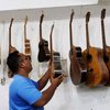 Bikin Bangga, Seniman Ini Produksi Gitar Ukir Hingga Mendunia
