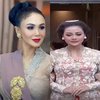 Deretan Foto Yuni Shara Mewakili Krisdayanti di Acara Siraman Aurel Hermansyah, Tampil Anggun dengan Rambut Bersanggul