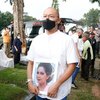 Diiringi Hujan Deras, 12 Potret Pemakaman Rima Melati Tetap Berjalan Khidmat - Dikenal Aktif Suarakan Kesadaran Kanker Payudara
