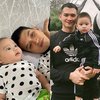 Duo Ayah-Anak Ganteng! 16 Foto Rezky Aditya dan Baby Athar Sering Pakai Outfit Kembar Pamer Kekompakan Uwu Banget