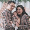 FOTO Aqiqah Abimanyu, Vicky Shu dan Suami Kompak Pakai Batik