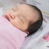 Foto Baby Queensha Anak Rica Andriani dan Fahrul Sudiana yang Cantik Banget, Tidur Aja Senyum