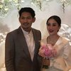 Foto Manis Ririn Ekawati dan Ibnu Jamil Saat Preskon, Ada Makna di Balik Pemilihan Anggrek dan Warna Putih Sebagai Dekorasi Pernikahan
