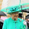 FOTO: Uniknya Payung Ratu Elizabeth II Selalu Match Dengan Baju!