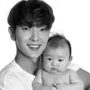 Gendong Bayi Siap Adopsi, Seleb Korea Ini Bagai Ayah-Ibu Betulan