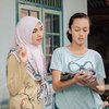 Keseruan Tika Bravani di Balik Layar Sitkom TUKANG OJEK PENGKOLAN