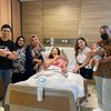 Nona Adik Nikita Willy Melahirkan Anak Perempuan, Potret Baby Izz Sambut Sepupu Gemesin Banget