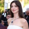 Pakai Gaun Serba Putih, Potret Anne Hathaway yang Dipuji Sangat Cantik di Karpet Merah Cannes 
