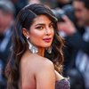 Penampilan Perdana Priyanka Chopra di Red Carpet Cannes 2019, Hot