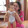 Penampilan Vicky Shu Saat Asuh Anak, Tanpa Make Up & Pakai Daster