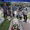 Pengobat Rasa Rindu, Ini 10 Potret Keluarga SBY Ziarah Makam Mendiang Ibu Ani Yudhoyono 