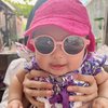 Perdana Liburan ke Bali, 11 Potret Baby Ameena Anak Aurel Hermansyah Diajak Main di Pantai - Pakai Topi dan Kacamata Bikin Gemas