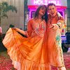 Pesta Holi, Nick Jonas Santai Jadikan Dress Rancangan Desainer Ternama yang Dikenakan Priyanka Chopra Sebagai Lap