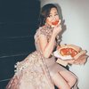Potret Amanda Manopo Cantik Kenakan Dress High Slit, Pamer Pinggang Ramping - Santai Makan Pizza