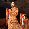 Potret Asila Maisa Tiba-Tiba Jalan di Runway Ivan Gunawan di JFW 2027