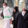 Potret Ayu Dewi Beribadah Romantis dengan Regi Datau di Mekkah, Terus Gandengan Tangan
