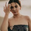 Potret Ayushita Cantik Pakai Kemben Bak Gadis Bali, Wajahnya Manglingi
