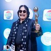 Potret Jaja Miharja Pamer Piala Lifetime Achievement di Indonesian Dangdut Awards 2022, Terharu