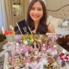 Potret Prilly Latuconsina Sambut Usia 26 Tahun, Bahagia dan Bersyukur Dapat Banyak Kue Ultah dan Buket Bunga!