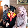 Potret Siti Adira Kania Saat Wisuda di Rumah Aja Ditemani Ortu dan 3 Adik, Kebersamaan Aldi Bragi & Ikke Nurjanah Jadi Sorotan