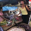 Potret Tamara Bleszynski Belanja ke Pasar Tradisional, Bantu Masyarakat dan Usaha Kecil di Sekitarnya