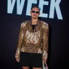Potret Wanda Hara Pakai Batik, Salfok ke Jenggot yang Bikin Makin Macho