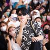 Potret Win Metawin di Bandara Sebelum Terbang Menuju Milan Buat Event Prada, Sempatkan Foto Bareng Ratusan Fans yang Mengantar