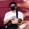 Saingi Popularitas Sang Ayah, 8 Potret Atta Halilintar Momong Baby Ameena yang Kini Sudah Centang Biru di Instagram - Telaten Banget