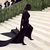 Sederet Meme Kocak Busana Serba Hitam Kim Kardashian di Met Gala, Disandingkan Dengan Kuntilanak dan Alien