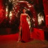 Sempat Disebut Terlalu Kurus, 8 Potret Mikha Tambayong Tampil Cantik Menawan Dengan Gaun Merah di Singapura