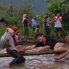 Seru Banget, Potret Lesti & Rizky Billar Lomba Pukul Bantal di Atas Kolam - Netizen: Billar Kalah Melulu Tiap Main Sama Istri