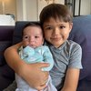 Siap Jadi Kakak, 8 Potret El Barack Momong Baby Aizen Anak Erick Iskandar - Wajahnya Bule Banget