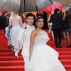 Suami Idaman, Nick Jonas Payungi Priyanka Chopra di Red Carpet