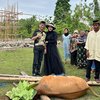 The Real Sultan, Potret Bella Shofie Kurban 26 Ekor Sapi - Nangis Terharu Sebarkan Daging di Pulau Buru