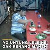 Viral Pria Makan Pecel Lele Pas Banjir, Netizen Iseng Bikin Meme