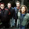 Pearl Jam Cukur Kepala Fans di Atas Panggung