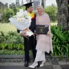 Poppy Bunga Rayakan Suami Lulus S3, Resmi Sandang Gelar Doktor