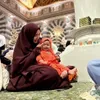 Potret Anisa Rahma Bukber di Masjid Nabawi Sambil Gendong Si Kecil, Netizen Kompak Bersholawat
